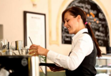 Šta znači kada gost pomaže konobaru da pokupi tanjire sa stola, prema psihologiji