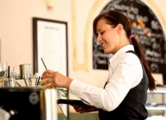 Šta znači kada gost pomaže konobaru da pokupi tanjire sa stola, prema psihologiji