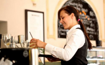 Šta znači kada gost pomaže konobaru da pokupi tanjire sa stola, prema psihologiji