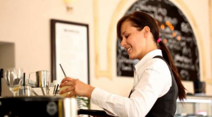 Šta znači kada gost pomaže konobaru da pokupi tanjire sa stola, prema psihologiji