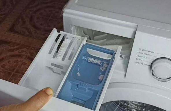 Mnogi još uvijek ne znaju da veš mašina ima tajno dugme za ribanje fioke: Evo gdje se nalazi