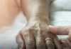 Stručnjaci otkrili: ‘Ovaj simptom na rukama pokazuje da je neko blizu smrti’