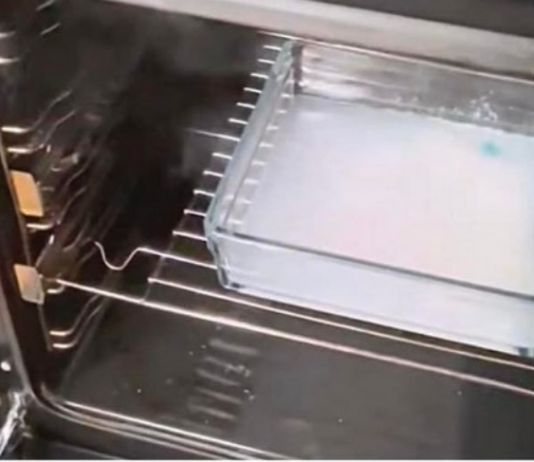 Stavite unutra i SAMO uključite rernu. Najgora prljavština će se sama skinuti!