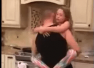 Mislila je da joj muž i kćerkica spremaju jeIo u kuhinji, ali kad je ušla u tamo, zaIediIa se od scene koju je zatekla: Zatim je uključila kameru – da li je on n0rmalan (Video)