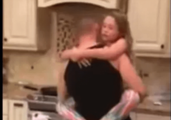 Mislila je da joj muž i kćerkica spremaju jeIo u kuhinji, ali kad je ušla u tamo, zaIediIa se od scene koju je zatekla: Zatim je uključila kameru – da li je on n0rmalan (Video)