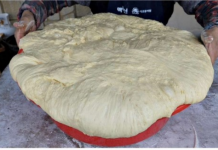 Konačno znam šta da DODAM tijestu da bude savršeno mekano i pahuljasto: Od toga pečem lepinje, kolače, vijuge i praznične kolače – sve od jednog tijesta!