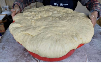 Konačno znam šta da DODAM tijestu da bude savršeno mekano i pahuljasto: Od toga pečem lepinje, kolače, vijuge i praznične kolače – sve od jednog tijesta!