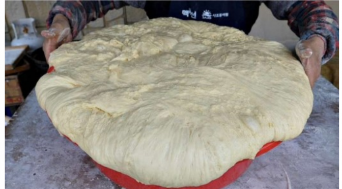 Konačno znam šta da DODAM tijestu da bude savršeno mekano i pahuljasto: Od toga pečem lepinje, kolače, vijuge i praznične kolače – sve od jednog tijesta!