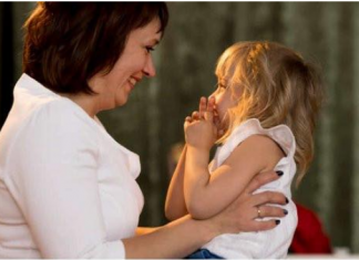 Dijete koje nije imalo dovoljno majčinske ljubavi u životu razvija 10 loših osobina, a jedna je najgora