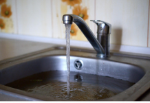 JEDNOSTAVAN NAČIN ZA OTPUŠITI SUDOPERU ZA 60 SEKUNDI: Zaboravite na sirće i sodu bikarbonu, upotrebite OVO iz kupatila i odvod će “prodisati”