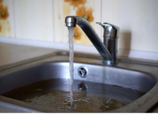 JEDNOSTAVAN NAČIN ZA OTPUŠITI SUDOPERU ZA 60 SEKUNDI: Zaboravite na sirće i sodu bikarbonu, upotrebite OVO iz kupatila i odvod će “prodisati”