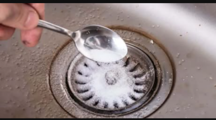 Samo jedna kašika u sudoperu i problem je riješen. Ovaj prašak čisti odvod bolje od skupih granula iz prodavnice!