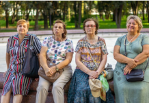 Sestre i ja smo same negovale bolesne roditelje, a brat im ni na sahranu nije došao: Kad su umrli šokirao nas je potezom oko imovine