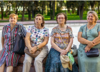 Sestre i ja smo same negovale bolesne roditelje, a brat im ni na sahranu nije došao: Kad su umrli šokirao nas je potezom oko imovine