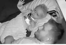 Beba je iz kreveta uporno mahala nekome – Kada je otac odlucio da vidi snimke sledio se i umro od straha