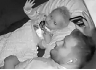 Beba je iz kreveta uporno mahala nekome – Kada je otac odlucio da vidi snimke sledio se i umro od straha