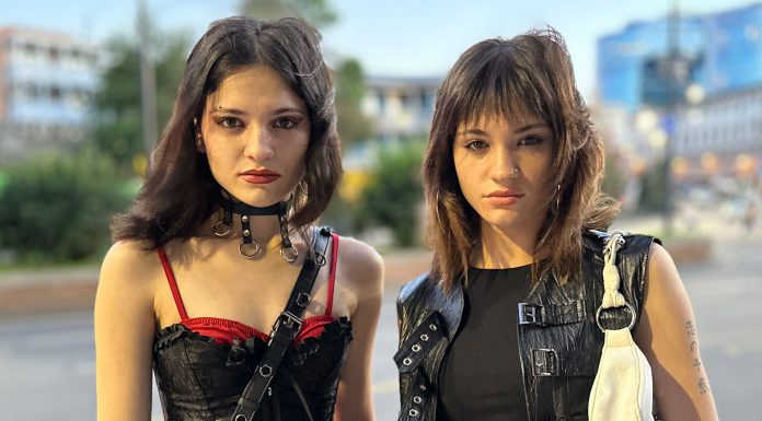 Bliznakinje razdvojene na rođenju pronašle su jedna drugu na neverovatan način: Prodali ih za tričavu sumu novca, a majci rekli brutalnu laž