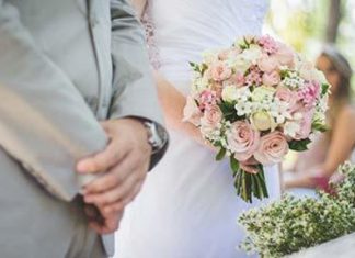 Hteo je da joj se naruga pred svima, ali njen dolazak je iznenadio celu salu