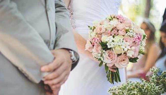 Hteo je da joj se naruga pred svima, ali njen dolazak je iznenadio celu salu