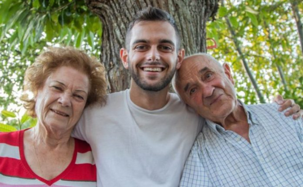 “Javno se odričemo našeg sina, on, zajedno sa snajkom, za nas više jednostavno ne postoji”: Roditelji se odrekli sina preko novina a njegova reakcija šokira