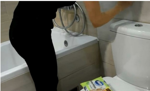 ŽENA SIPALA OVO U VODOKOTLIĆ I IZAZVALA BURU NA INTERNETU: Kupatilo joj miriše mjesecima, a caka nikad prostija