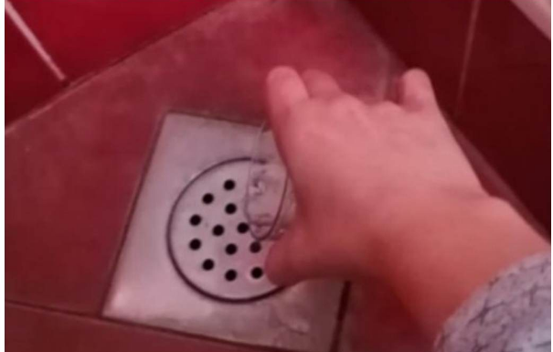 Čim krenu kiše iz odvoda vam se širi nesnosan SMRAD? Sipajte ovo domaće sredstvo i riješićete problem