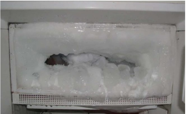 Ako vam se u frižideru gomila led, ubacite samo jednu namirnicu i problem će biti riješen