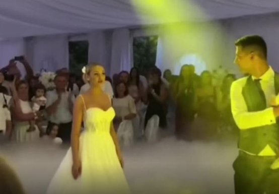 POČEO PRVI PLES, A MUZIKA STALA, MLADOŽENJA OSTAVIO MLADU: Gosti u neverici skočili sa stolica, ovo niko nije očekivao! (VIDEO)