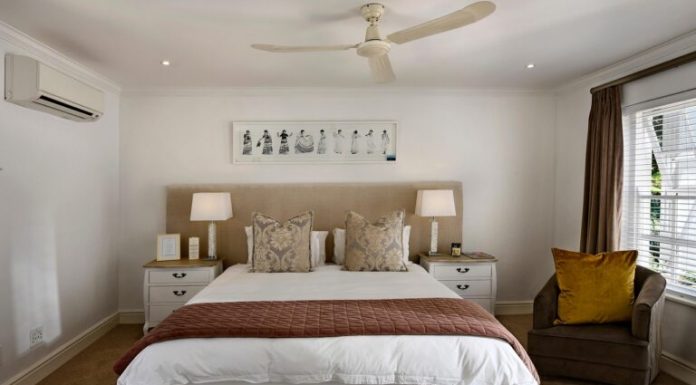 Zašto Hoteli Stavljaju Tkaninu Preko Kraja Kreveta? Evo Šta Većina Ljudi Ne Zna