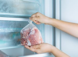 Više nikad ne čekajte satima – Otkriven trik za odmrzavanje mesa za 5 minuta