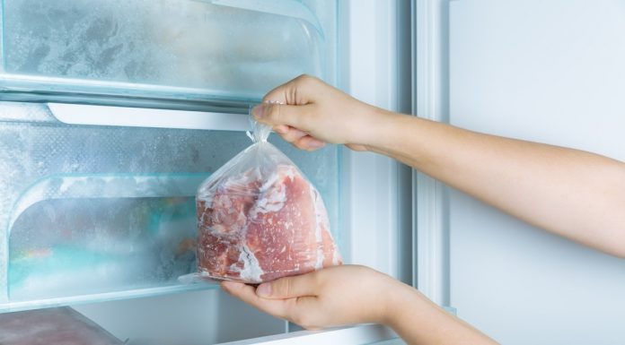 Više nikad ne čekajte satima – Otkriven trik za odmrzavanje mesa za 5 minuta