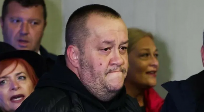 Ko je sin jedinac Halida Bešlića, sinoć stigao ispred Doma mladih: Zadesila ga slična sudbina kao oca