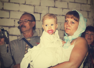 Muž me je zbog komšije naterao da uradimo DNK test za sina: Kada su stigli rezultati pročitala sam ih pred svima na proslavi i nastao je muk