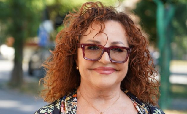 Da li se ovako oblači žena u šezdesetim? Ana Bekuta novim stajlingom izazvala haos na Instagramu, da li biste vi nosili ovo na glavi? (FOTO)