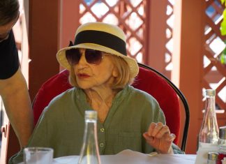 “Jede jagnjetinu, popije i pivo, a cigare pali jednu za drugom”: Evo kako sa 94 Mira Banjac uspeva da bude živa legenda