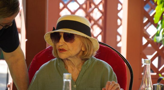 “Jede jagnjetinu, popije i pivo, a cigare pali jednu za drugom”: Evo kako sa 94 Mira Banjac uspeva da bude živa legenda