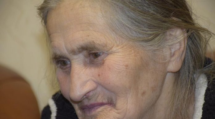 “Radije bih umrla od gladi u hladnoj kući, nego dinar tražila od dece”: Tanja svu ušteđevinu koju je čuvala za starost dala njima, a oni joj zaboli nož u srce