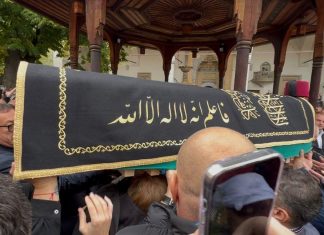 EVO ŠTA ZNAČE TRI OBELEŽJA NA SANDUKU HALIDA BEŠLIĆA: Najprepoznatljiviji simbol Bošnjaka, a na drvenoj tabli stoji samo OVO