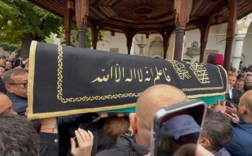 EVO ŠTA ZNAČE TRI OBELEŽJA NA SANDUKU HALIDA BEŠLIĆA: Najprepoznatljiviji simbol Bošnjaka, a na drvenoj tabli stoji samo OVO