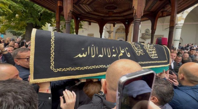 EVO ŠTA ZNAČE TRI OBELEŽJA NA SANDUKU HALIDA BEŠLIĆA: Najprepoznatljiviji simbol Bošnjaka, a na drvenoj tabli stoji samo OVO