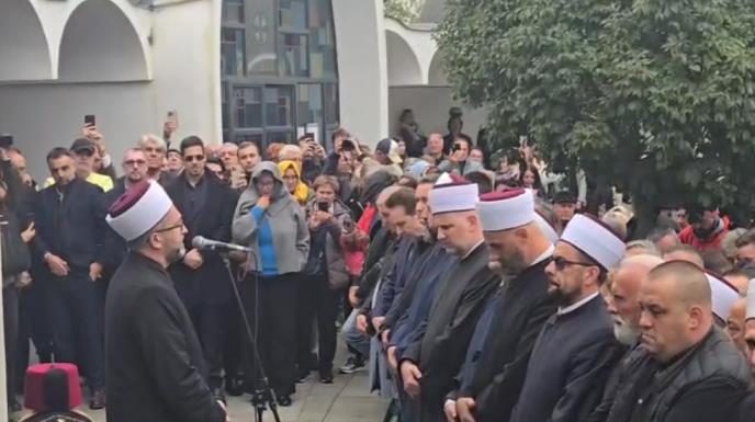 SAHRANA HALIDA BEŠLIĆA: Efendija održao potresan govor: “Jedino je važno koliko smo ljubavi i dobrote drugima dali…” (FOTO)