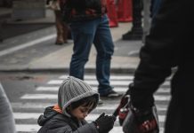 Suze na pločniku: Priča o dječaku koji je tražio hljeb, a pronašao sudbinu