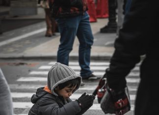 Suze na pločniku: Priča o dječaku koji je tražio hljeb, a pronašao sudbinu