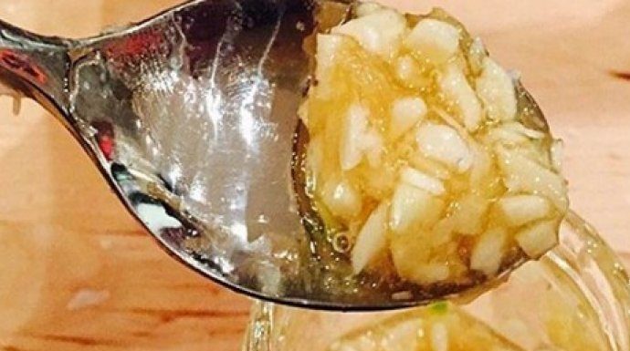 DAR OD BOGA-MED, ORASI, SIRĆE, BIJELI LUK LIJEČE SKORO SVE: Pogledajte koliko je zdrava ova kombinacija