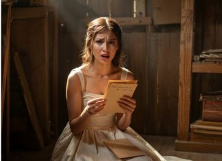 Dok je isprobavala majčinu venčanicu, napipala je nešto u porubu: Unutra je bila poruka koja je otkrila tajnu o njenom ocu, skrivanu decenijama.