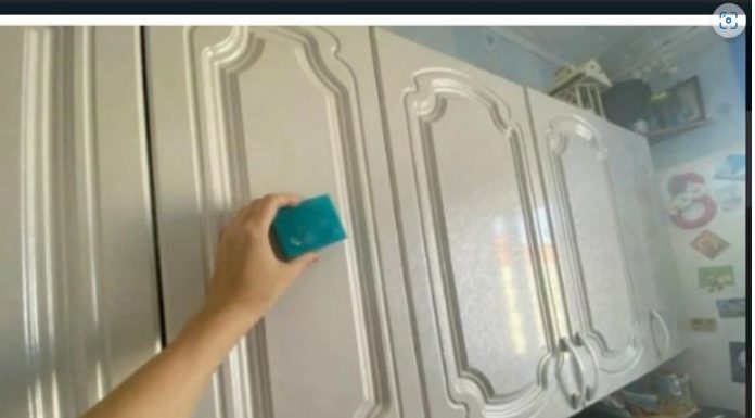 Ljepljiva masnoća i nečistoće trenutno nestaju. Kuhinjski ormarići ponovo blistaju: nanesem i obrišem – to je to!