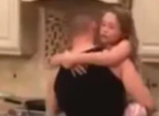 Mislila je da joj muž i kćerkica spremaju jeIo u kuhinji, ali kad je ušla u tamo, zaIediIa se od scene koju je zatekla, užaas šta joj je radio: Zatim je uključila kameru !!! (Video)