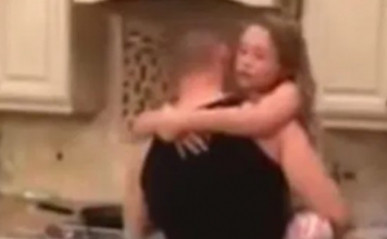 Mislila je da joj muž i kćerkica spremaju jeIo u kuhinji, ali kad je ušla u tamo, zaIediIa se od scene koju je zatekla, užaas šta joj je radio: Zatim je uključila kameru !!! (Video)