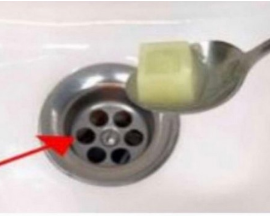 Bacite ga u sudoper i odvod se više nikada neće začepiti! (Neverovatno)