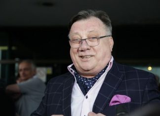 Ovo su 3 osobe sa kojima Halid Bešlić nije pričao: Prevarili ga na gnusan način, on im sve halalio i jednom rečenicom postideo